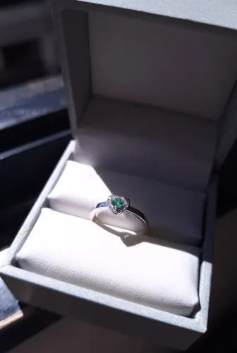 Anel Pavé em Ouro Branco 14k com Diamantes e Esmeralda