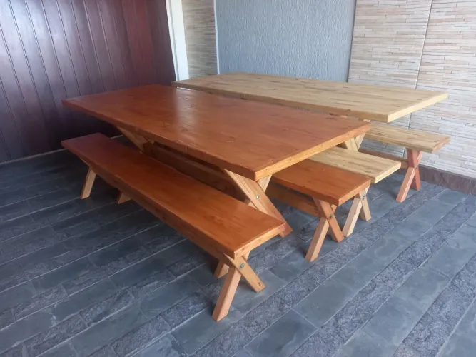 Mesa de madeira rústica com bancos