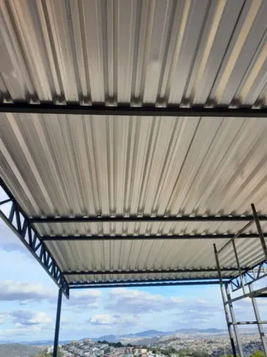 Telhados e estrutura metálica  serralheria em geral