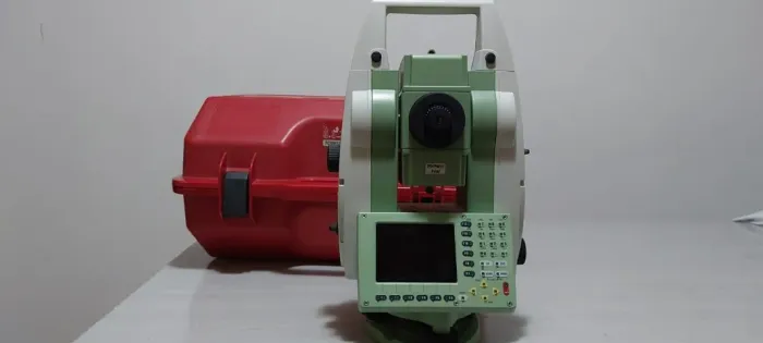 Estação Total Servo motorizada marca Leica modelo TCRM1205+