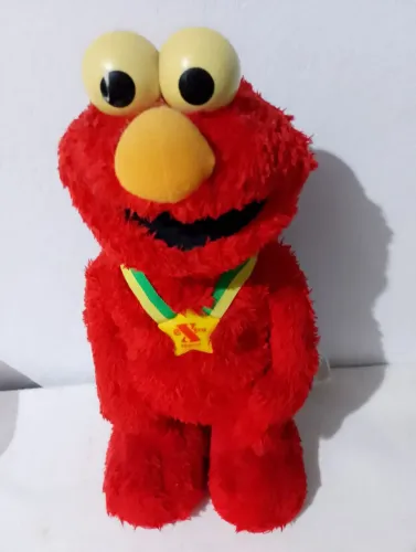 Pelúcia Elmo com Medalha