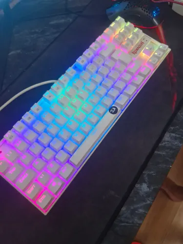 Teclado Redragon Kumara branco, 18 efeitos