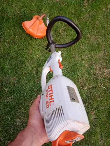 Roçadeira de grama Stihl FSE 60 - cortador profissional