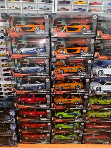 Miniaturas Velozes e Furiosos escala 1/24 R$ 300,00 cada