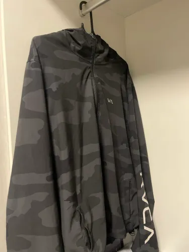 Corta vento RVCA camuflado em ótimas condições