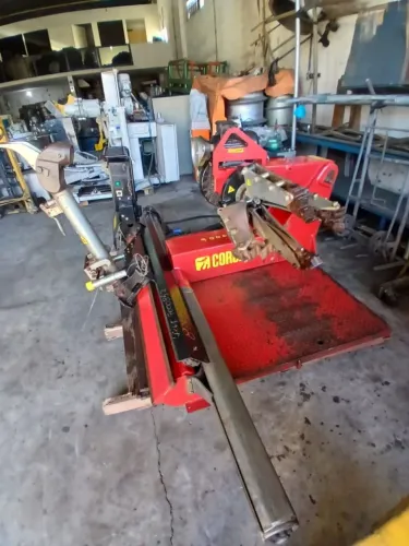 Máquina para desmontar pneus Corchi até 58 polegadas