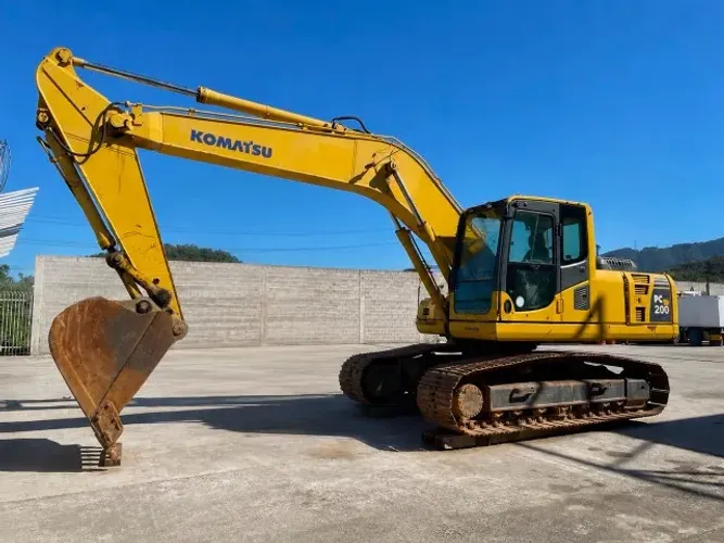 Escavadeira Komatsu PC 200