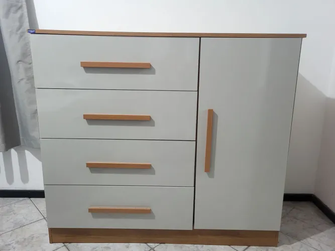 Vendo 2 Cômoda iguais com 4 gavetas e armário lateral