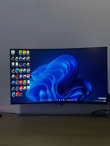 Monitor gamer curvo 27 polegadas com braço articulado 