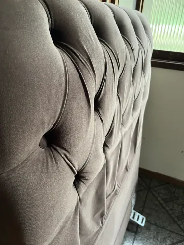 Cabeceira estofada capitonê para cama de solteiro.
