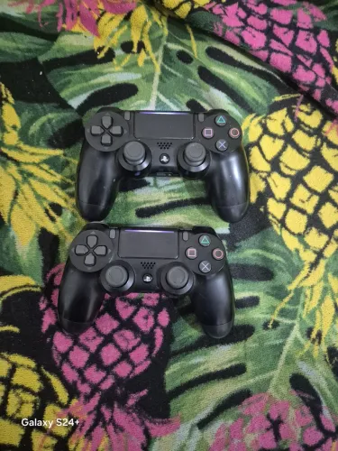 Controles originais PlayStation 4 funcionando perfeitamente