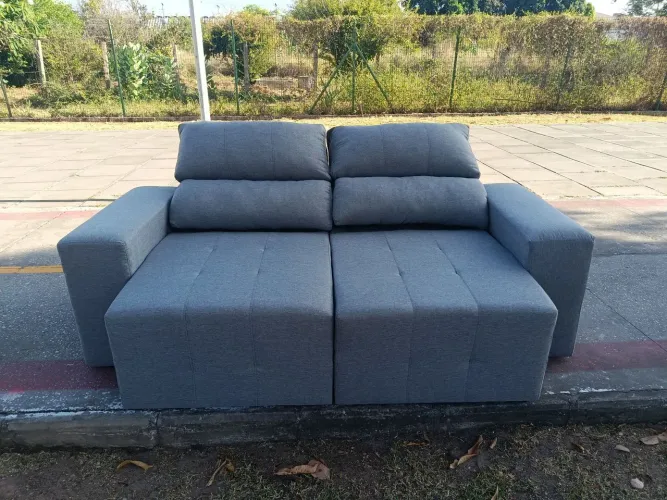 Vende se este sofá retrátil e reclinável