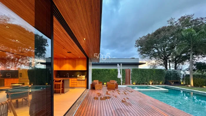 Casa térrea à venda no Condomínio Campos de Santo Antônio II com 410m² e 4 suítes com clos