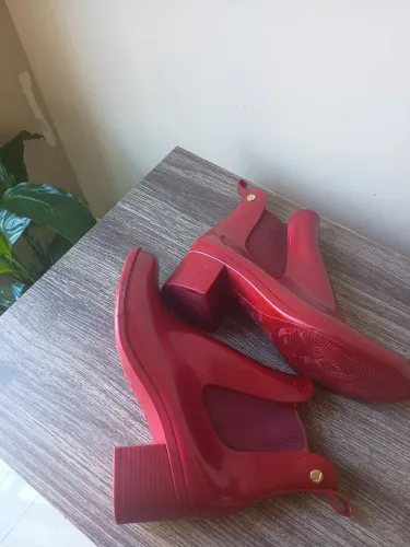 Vendo bota em platico