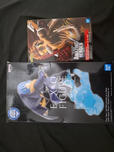 Action figures Rimuru e Hawks em perfeito estado