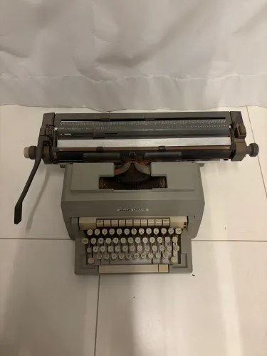 Máquina de datilografar - Olivetti