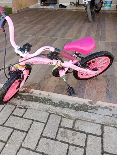 Vendo bicicleta dê criança não entrego tel 27999?77428 dispenso curiosos 