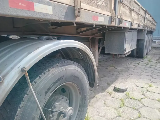 Carreta Randon ano 94 com porta container e assoalho de chapa