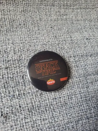 botton stranger things ccxp seara snack time broche