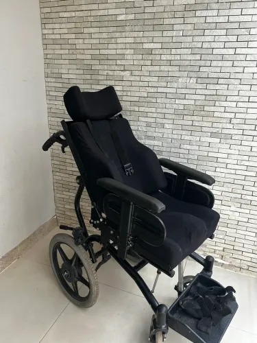 Cadeira de Rodas Ortobras RT Reclinável e Postural com Apoio de Cabeça
