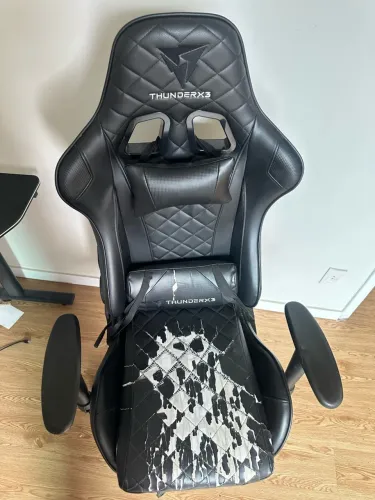 Cadeira ThunderX3 com estofado estragado.