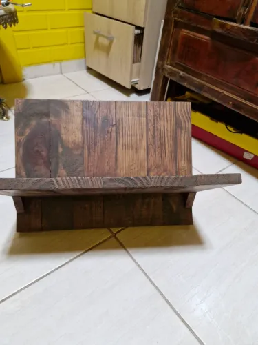 Revisteiro em madeira