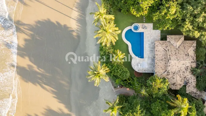 Casa pé na areia no Condomínio Iporanga