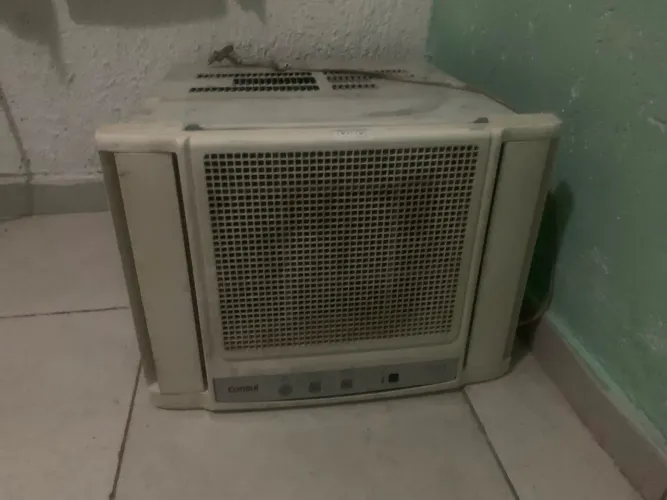 Ar-condicionado de janela cônsul 7.500 btus , não tem o controle, precisando de limpeza