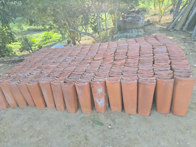 Vende-se telhas antigas.