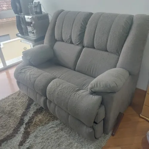 Sofá 02 lugares impecável., com apoio para os pés. R$ 250,00 (Duzentos e cinquenta reais).