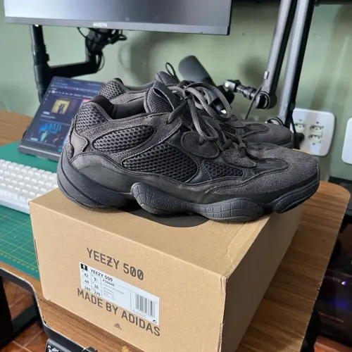 Yeezy 500 Utility Black - Tam 42 (Com NF e Caixa)