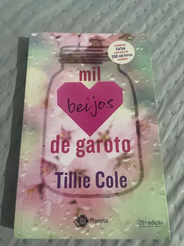 Livro- Mil Beijos De Garoto-Tillie Cole