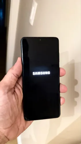 Celular S20 Plus (tela trincada)
