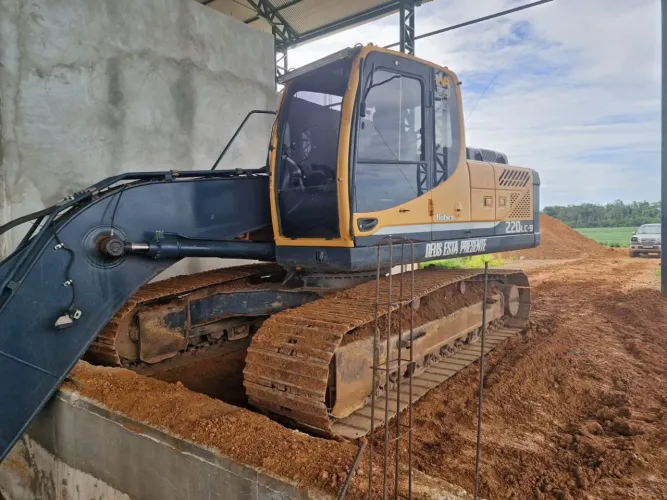 Escavadeira Hyundai R220Lc-9