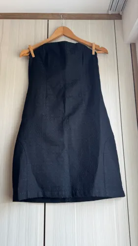 Vestido tomara que caia preto com detalhes de brilho. Tamanho M, mas cabe  P.