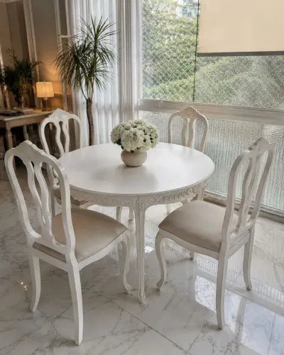 Mesa com cadeiras.Uma Raridade em Madeira Maciça Nobre