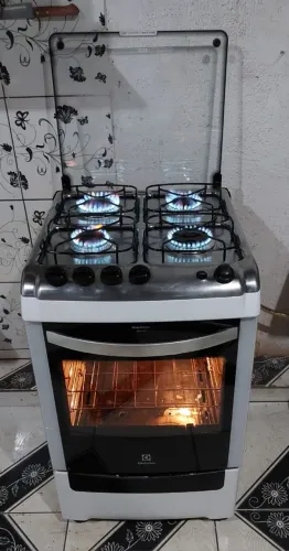 Excelente fogão Electrolux top automático com super chama com prateleira deslizante