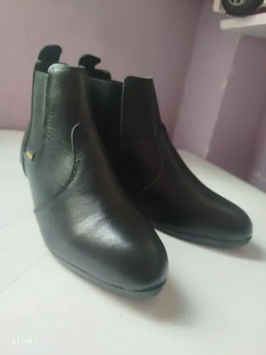 Bota semi nova numeração 34