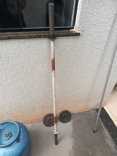 Barra e dois halteres de 3kg cada