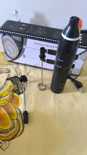 Mixer com 3 velocidades ( ideal para fazer espumas, mexer leite, cafe, ovos e mais )