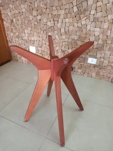 Linda base de mesa em madeira da Atualle - 44 x 44 cm