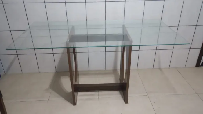 Mesa com tampo de vidro 
