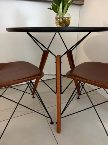 Mesa redonda com 2 cadeiras Tok Stok