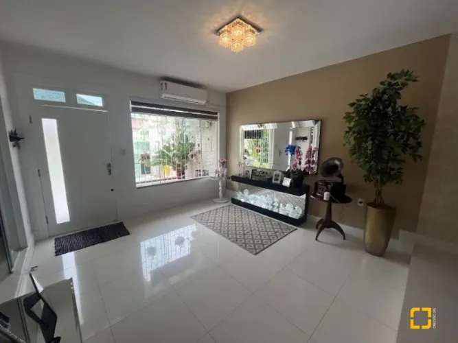 Casa Térrea a Venda de 3 dormitórios ( 1 Suíte) Parque São Jorge - Itacorubi - Florianópol