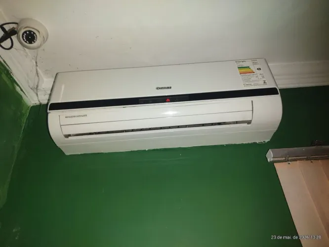 Vende_se  ar-condicionado em boas condições.