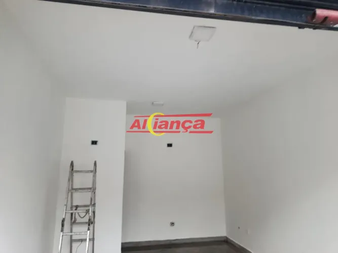 Salão comercial com 1 banheiro, individual á locação no Gopoúva