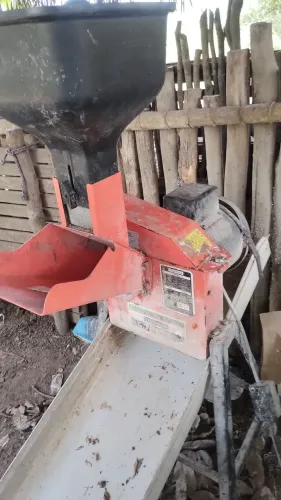 Máquina semi nova