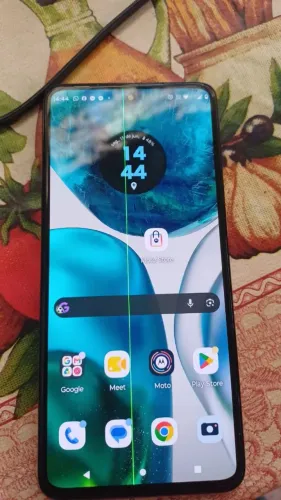 Vendo celular móto g52 tá com um risco na tela mais não interfere em nada