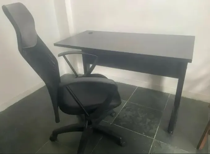 Kit Home Office: Mesa de Escritório Preta + Cadeira Ergonômica Giratória