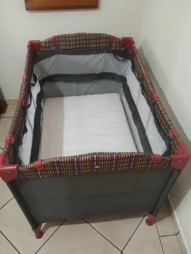 Berço de bebê Galzerano e colchão alto padrão de couro ecológico higienizável, espuma D33